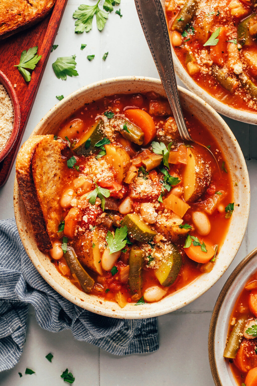 Daržovių supakuota baltųjų pupelių „Minestrone“ – minimalistiniai kepėjų receptai