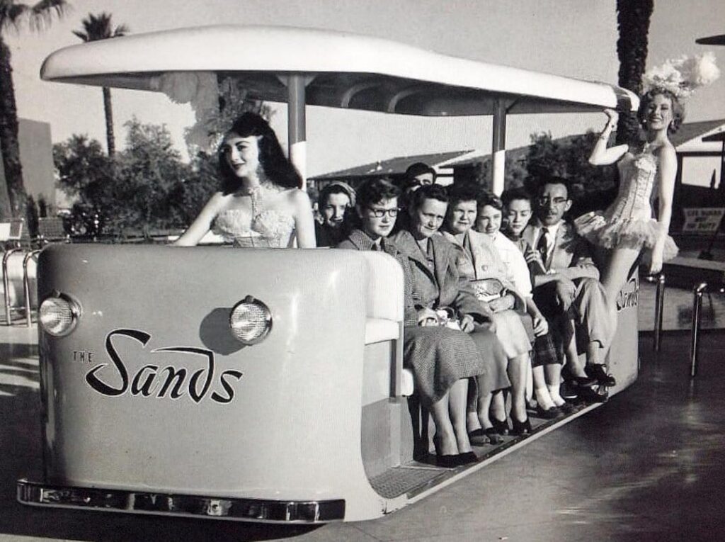 VEGAS MITAI SUGRINDINTI: „Sands' Showgirl Tram“.
