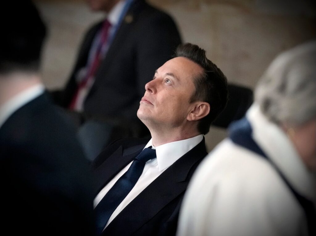 Senatorius perspėja apie nacionalinio saugumo riziką po to, kai Elonas